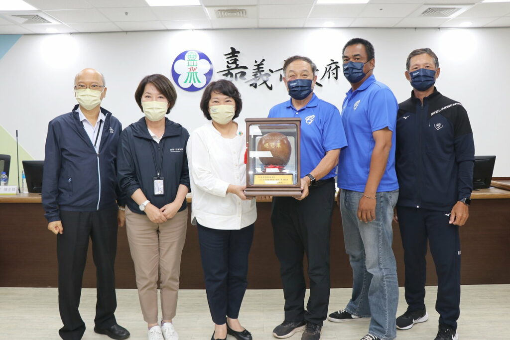 市長致贈禮品祝賀拿到總冠軍