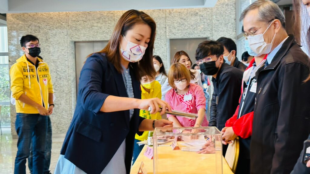 長期待在教育審查委員會的劉美芳,認為「孩子是我們的未來」