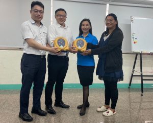 社團法人臺東縣自閉症協進會秘書長楊玉娟女士代表受贈