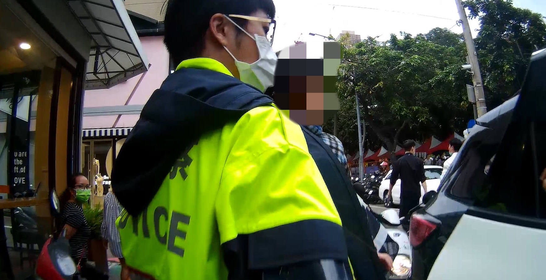 ▲員警將走失女童抱入巡邏車內安置 (圖/台中市警察局 提供)