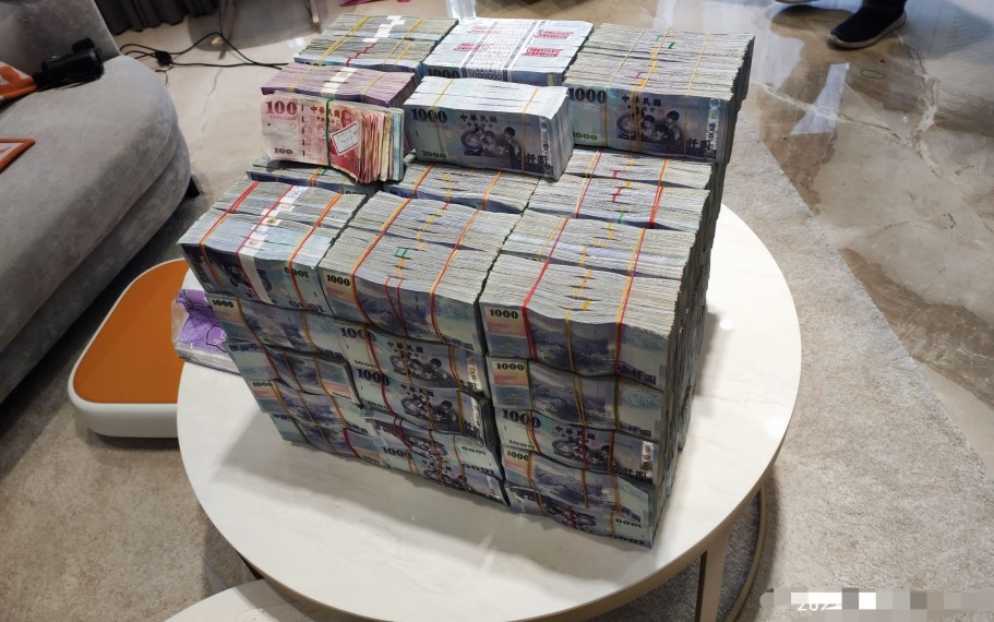 ▲大選將屆,中警掃蕩簽賭網站與博弈集團,查扣不法所得現金堆 (圖/台中市警察局 提供)