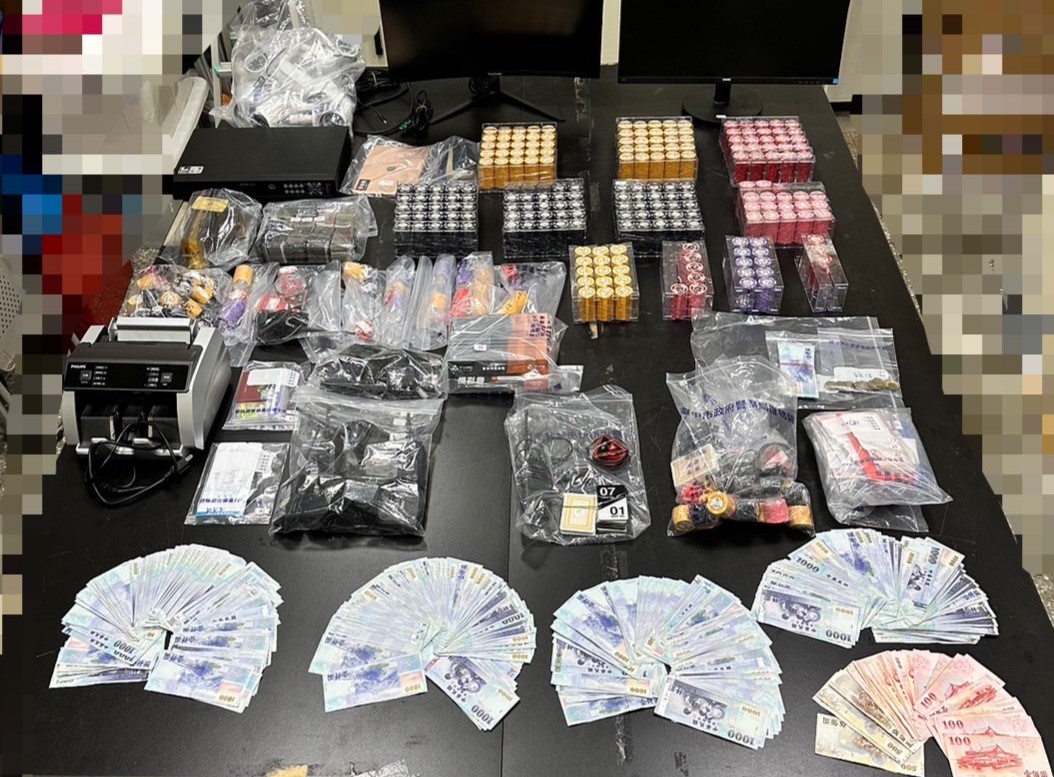 ▲中警查獲非法德州撲克賭場,查扣現金、賭具、監視設備、點鈔機等證物 (圖/台中市警察局 提供)