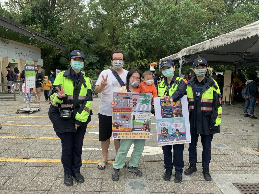 圖： 指南派出所警員黃詩瑄（左）、警員沈怡禎（中）、實習生張詠欣（右）