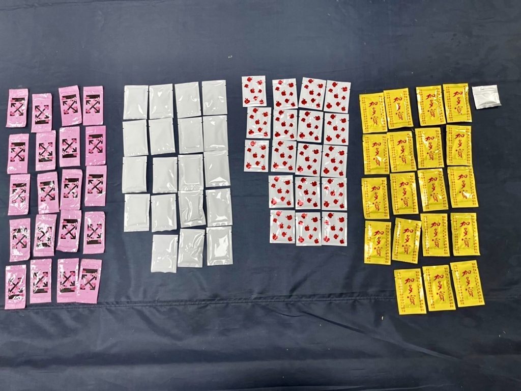 圖：警方查獲毒品咖啡包77包，其中驚見印有大陸知名飲品包裝之毒咖啡包。