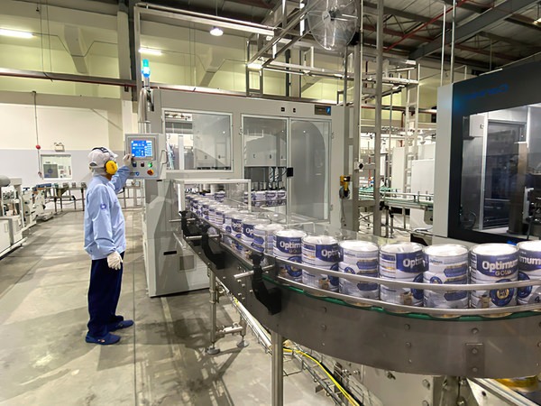 越南奶粉廠英國生產線的產能達到了每小時近23000件產品 越南奶粉廠英國生產線的產能達到了每小時近23000件產品
