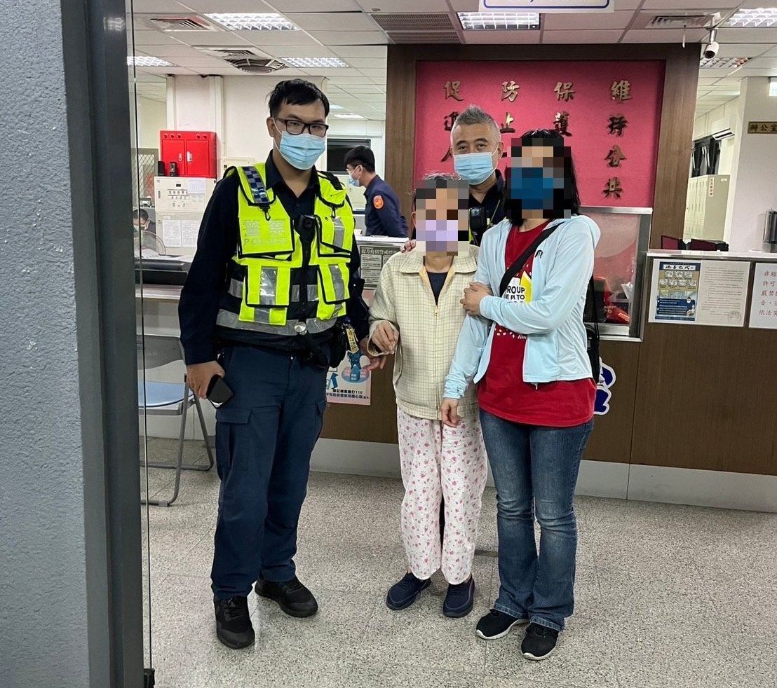 圖片說明:臺中市警察局第四分局南屯派出所機警員警助迷失孫女協尋相聚。(記者謝榮浤翻攝)
