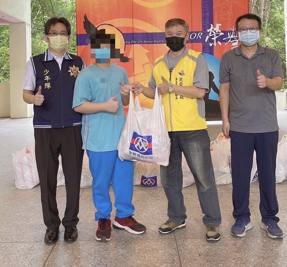 圖片說明:新北少年隊結合善心團體補助物資給弱勢學童。(記者徐煜勝翻攝)
