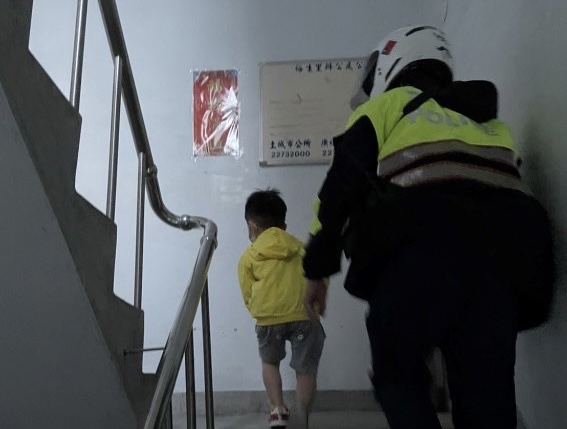 圖片說明:土城警親送男童返家。(記者徐煜勝翻攝)
