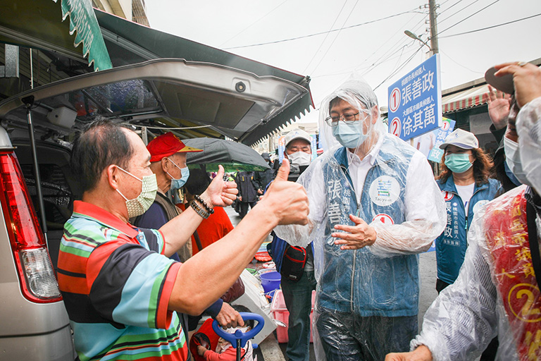 圖片說明：張善政在市議員徐其萬陪同下，前往桃園大園地區掃街受到民眾熱烈歡迎。（圖/張競辦提供）