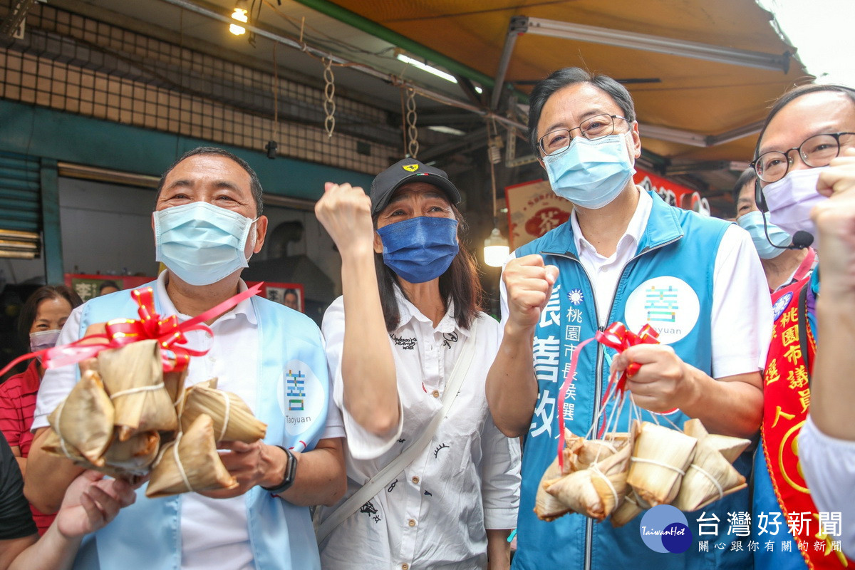 國民黨桃園市長候選人張善政與新北市長侯友宜合體,於龜山市場進行「桃園善好逗陣行」掃街拜票。