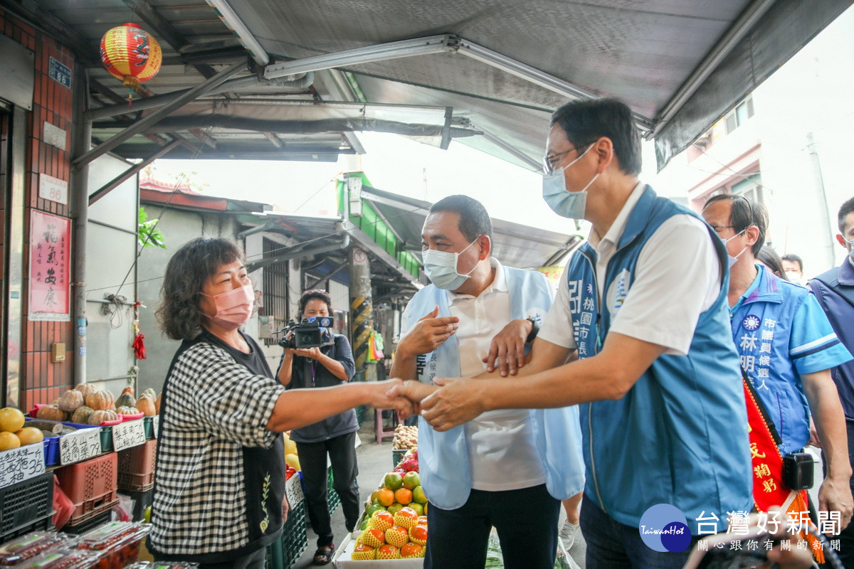 國民黨桃園市長候選人張善政與新北市長侯友宜合體,於龜山市場進行「桃園善好逗陣行」掃街拜票。