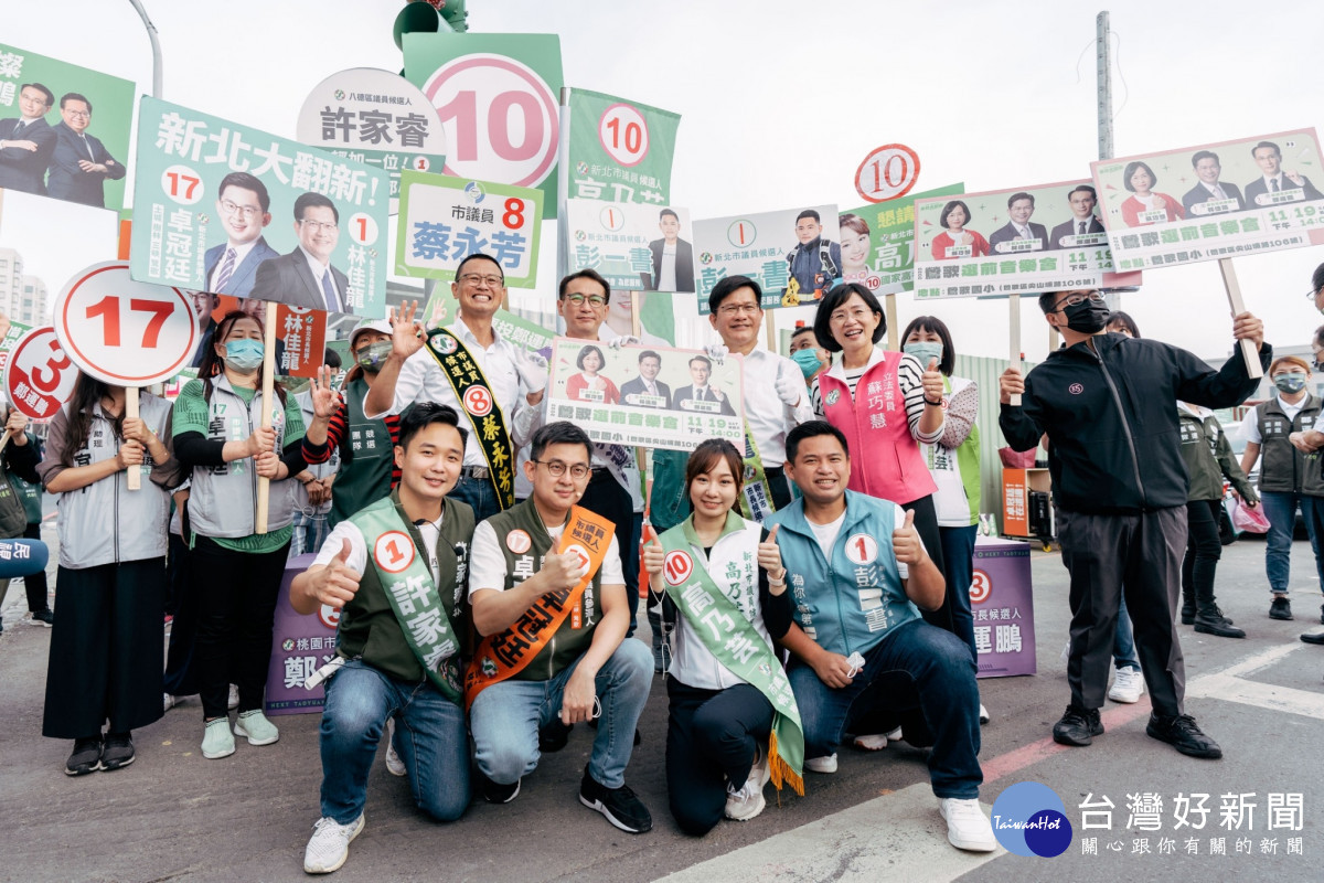 民進黨桃園市長候選人鄭運鵬與新北市長候選人林佳龍合體,於桃園、新北交界處站路口向市民朋友拜票。
