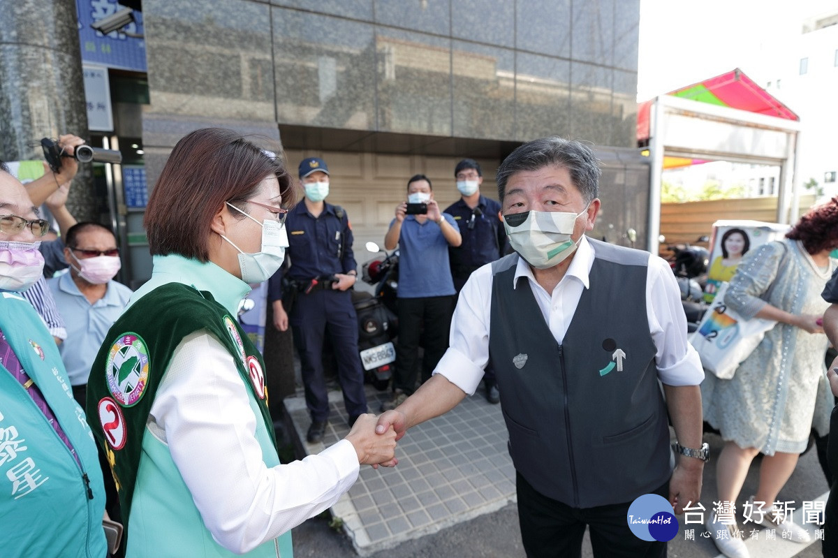 陳時中陪黃秀芳車掃 員林街頭沸騰起來