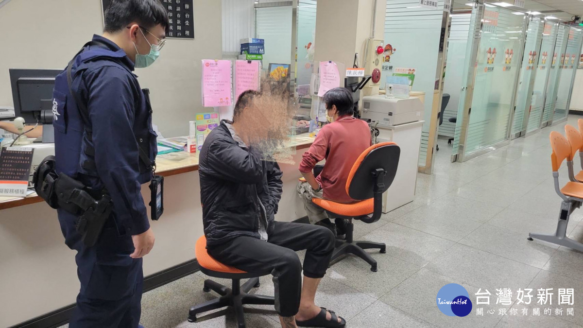 遭詐投資100萬虛擬貨幣，八德警與行員及時攔阻。