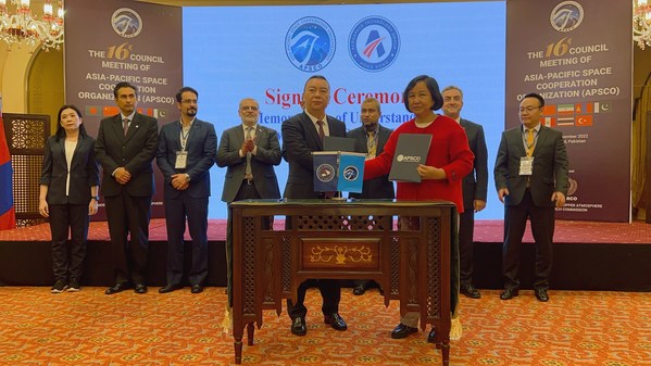 香港航天科技集團聯席主席兼行政總裁文壹川先生（左）與亞太空間合作組織秘書長余琦女士（右）簽署合作諒解備忘錄