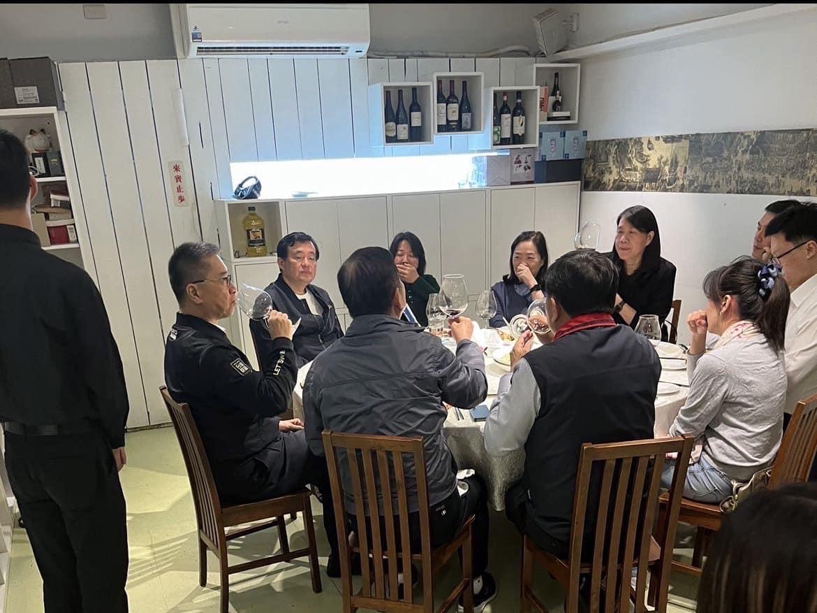 徐巧芯2日爆內湖分局長與綠營高層餐敘照片。翻攝徐巧芯臉書