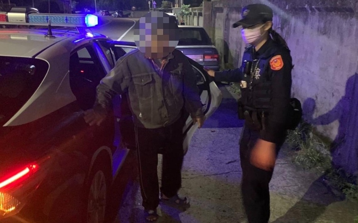 多關懷家中長輩! 8旬老婦深夜茫然遊蕩 造橋暖警陪伴返家