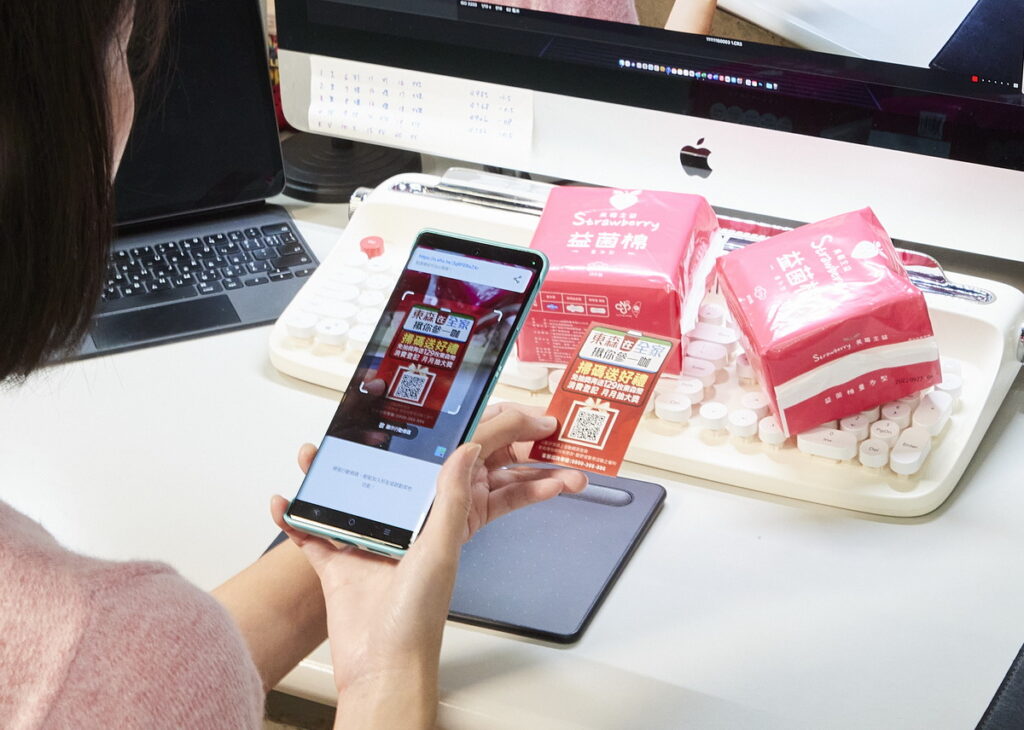 圖說: 東森購物今年新研發的自營商品「Strawberry益生菌衛生棉」於全家便利商店熱賣中,2包裝售價$129,買就送「全家」35元購物金,和129枚東森幣、月月抽iPhone 14等超值優惠活動。