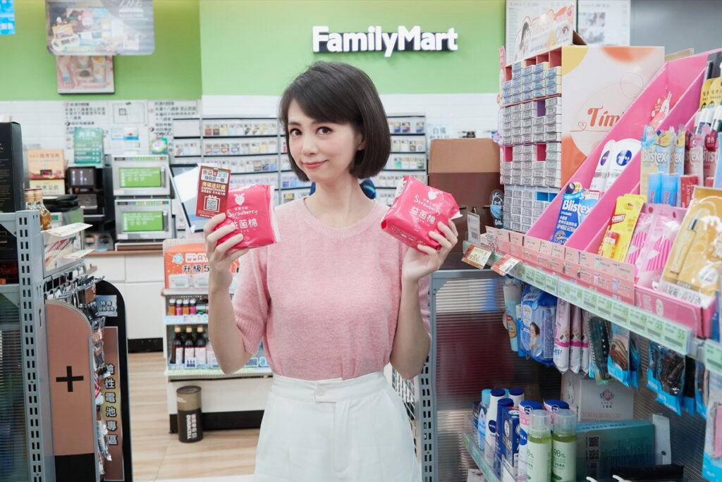 圖說:在全家便利商店熱賣的「Strawberry益生菌衛生棉」添加專利益生菌發酵萃取(ATCC#8293) 及甲殼素,經Intertek檢驗證實可以有效抑制壞菌,此外,更具備35%以上吸水力,不回滲、不測漏;還有透氣底膜,可以快速排除濕氣,淨味不悶熱,草莓香氛給妳清新好心情。