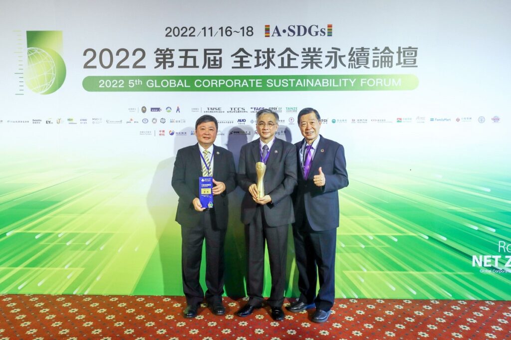 朝陽科大致力推動SDGs，獲選永續典範大學獎。圖為校長鄭道明(中)、助理副校長兼總務長張華南(左)及前審計長林慶隆(右)合影。（圖/朝陽科大提供）