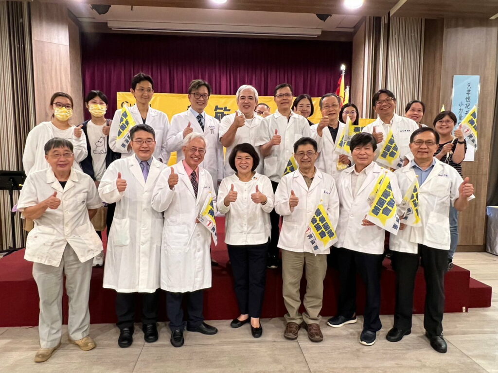 嘉義市 12 家醫院及 3 家醫師公會醫師也在選前站出來守護勇媽,成立「醫師團體後援會」力挺黃敏惠連任