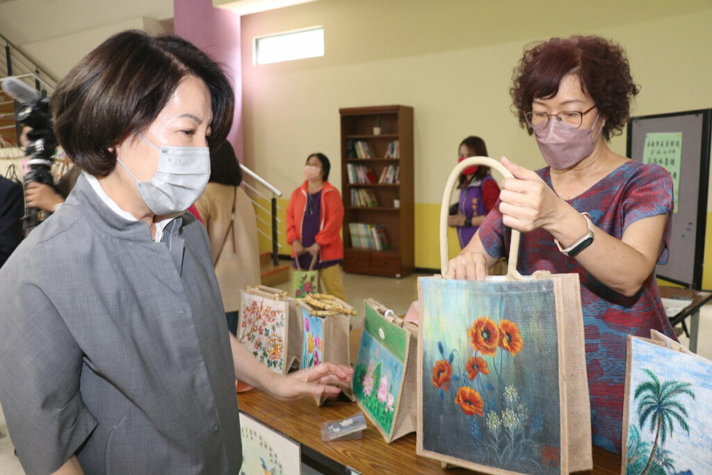 副市長陳淑慧逛攤位 