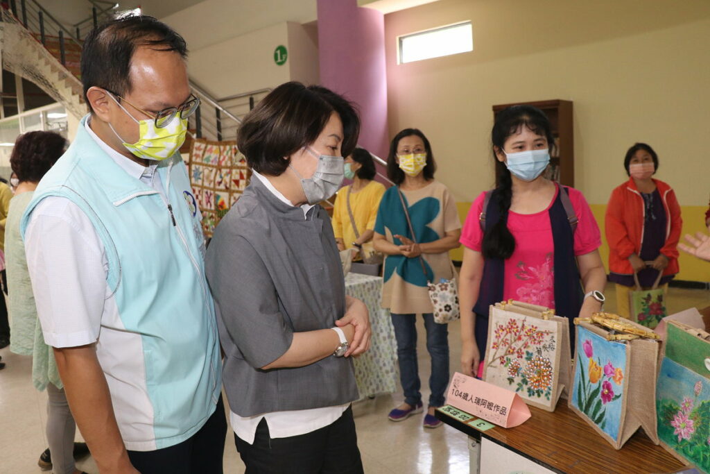 副市長陳淑慧對104歲阿嬤的藝術創作作品感到佩服不已
