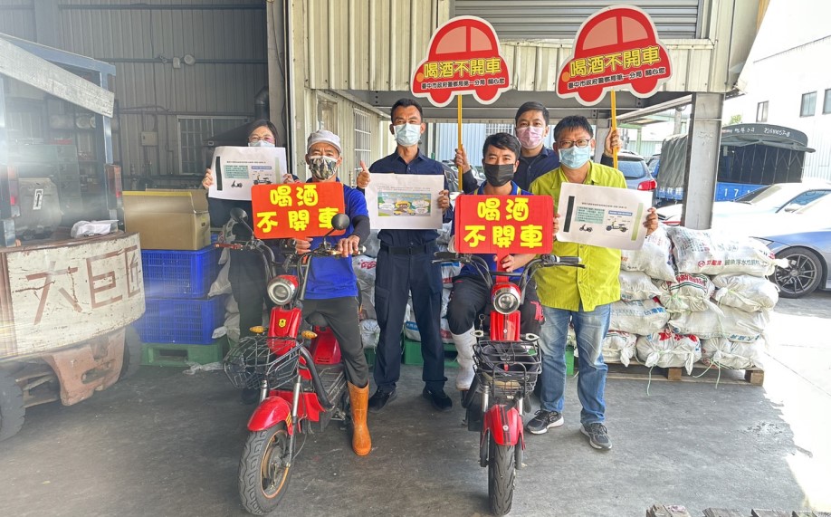 ▲中警第一分局特別前往加工廠,加強宣導「微型電動二輪車」新制 (圖/台中市警察局 提供)