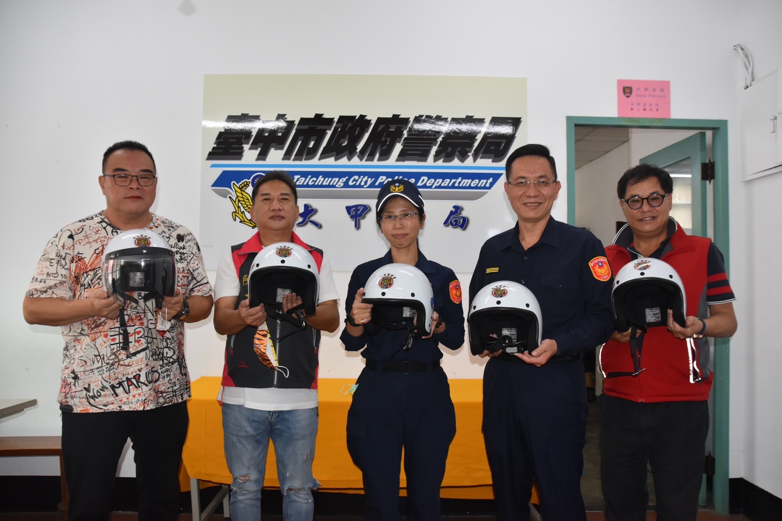 ▲大甲聖母宮贈50頂媽祖加持安全帽,護佑弱勢機車駕駛人 (圖/台中大甲分局 提供)