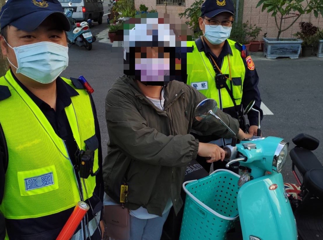 ▲嚴格執法也要體恤弱勢,員警提供「虎爺護佑」安全帽給弱勢違規駕駛人 (圖/台中大甲分局 提供)