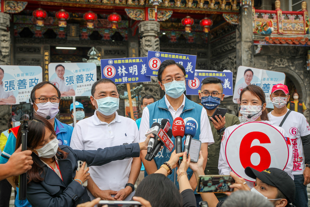 侯友宜張善政齊聚龜山 酸「他」否決台鐵納1280方案 18 新北市長侯友宜、國民黨桃園市長候選人張善政17日在桃園龜山合體掃街。張善政酸新北市長候選人林佳龍,交通部長任內否決台鐵納入1280方案。