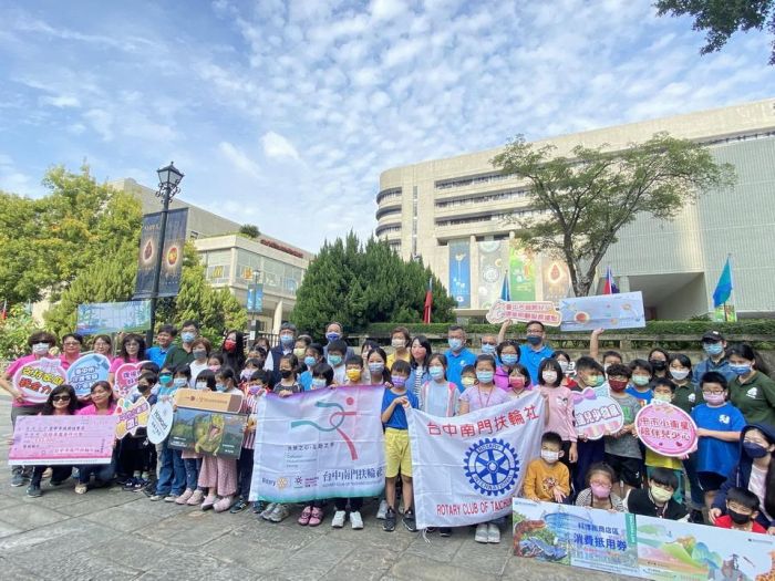 南門扶輪社攜手中市社會局傳愛 招待兒少參觀科博館
