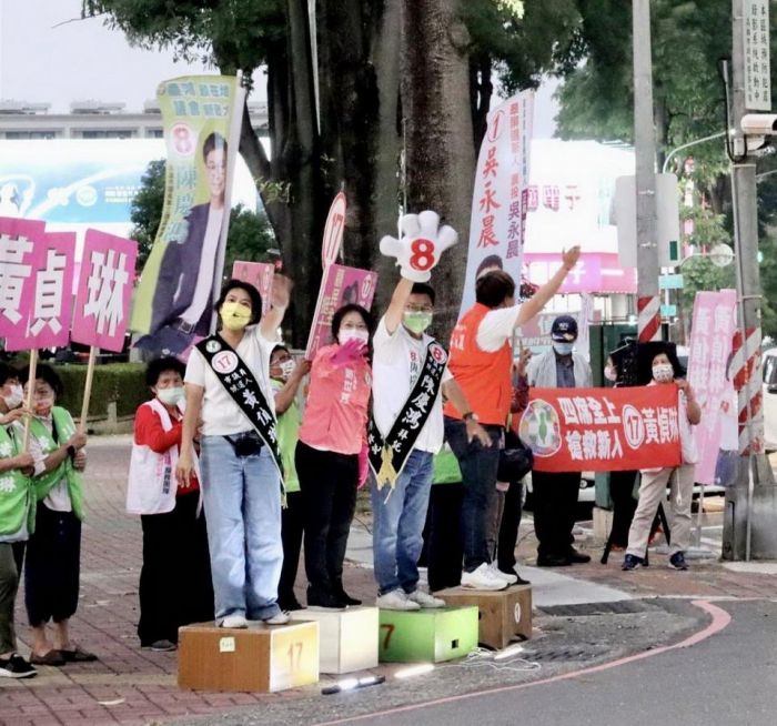 立委劉世芳偕兩新人路口拜票  搶救「半導體科技廊帶」關鍵新人黃偵琳、陳慶鴻