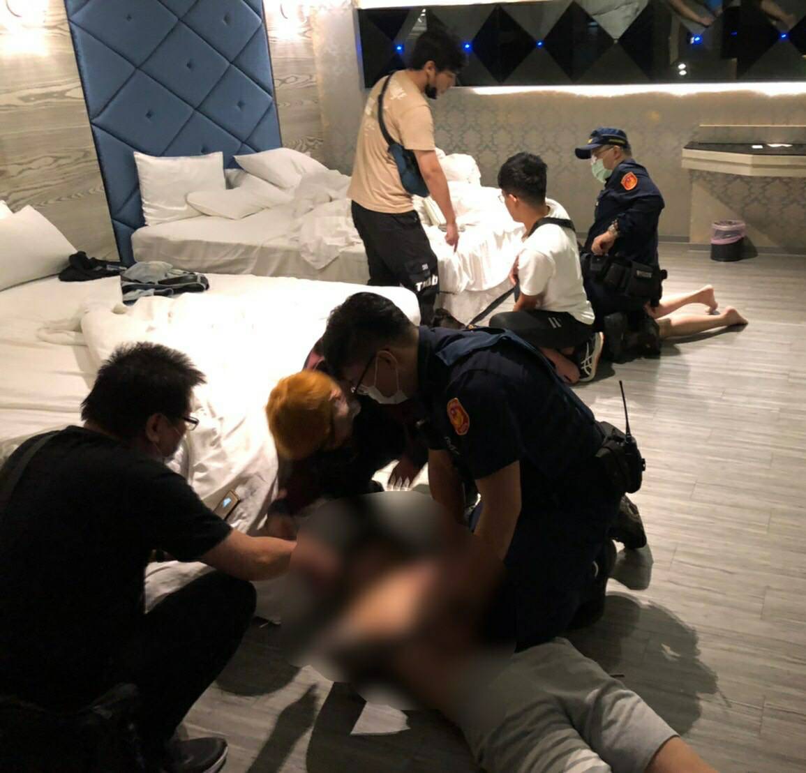 圖片說明:中和警於新莊香奈爾汽旅逮捕砍人共犯歸案。(記者徐煜勝翻攝)