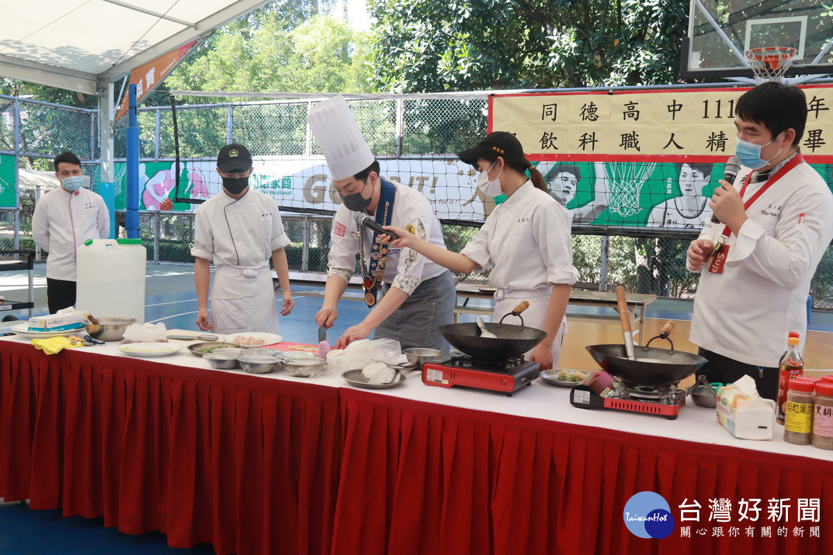 黃景龍主廚示範台菜料理。(記者扶小萍攝)