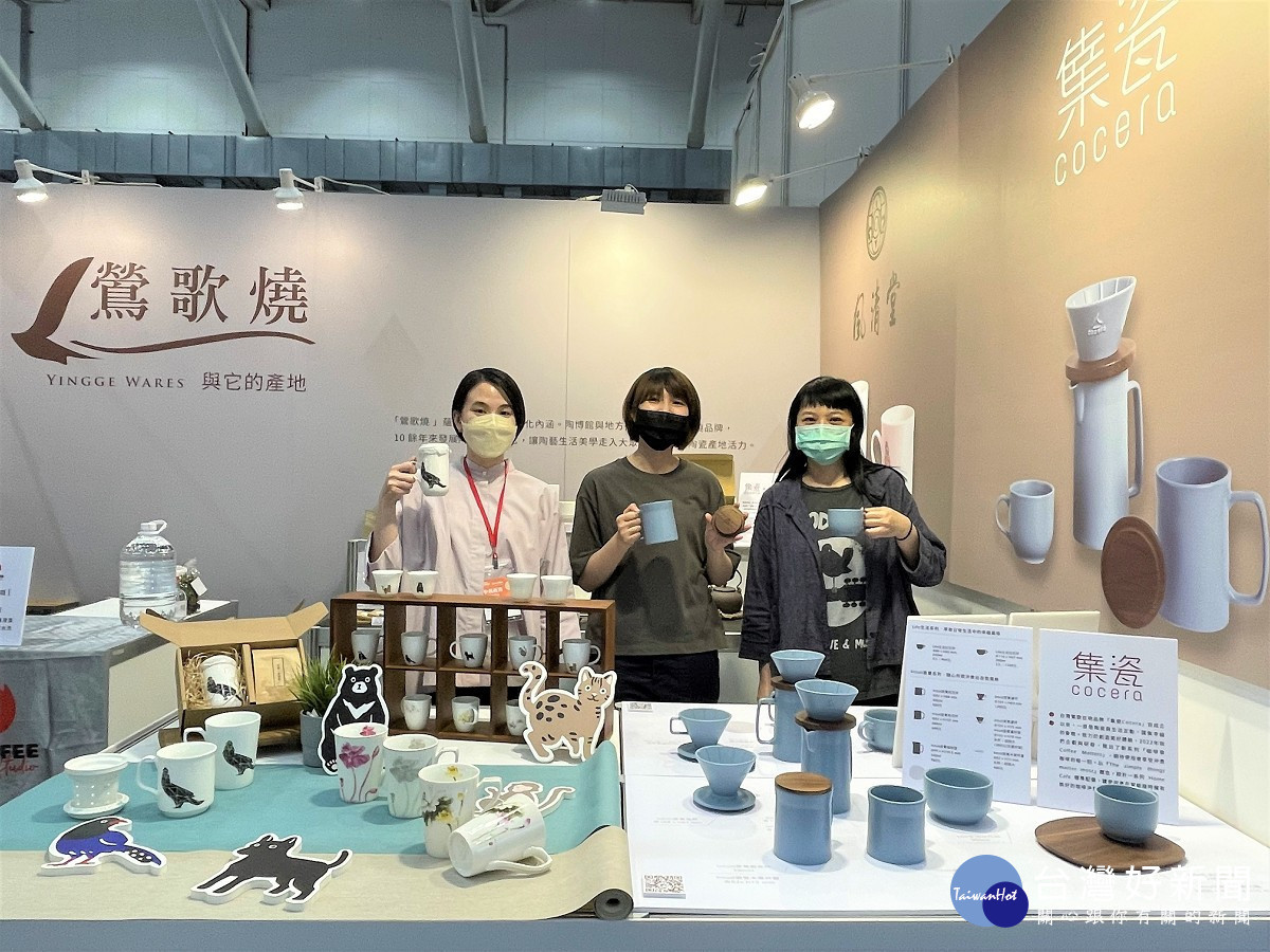 集瓷(右)推出簡約的咖啡套組的《咖啡事 Coffee Matters》。風清堂將鶯歌地景特色設計為圖騰,融入咖啡器具,十分可愛療癒