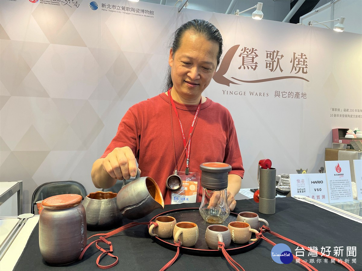 咖啡師運用各種陶瓷咖啡器具,歡迎有興趣的民眾前往欣賞並品嚐鶯式生活美器咖啡