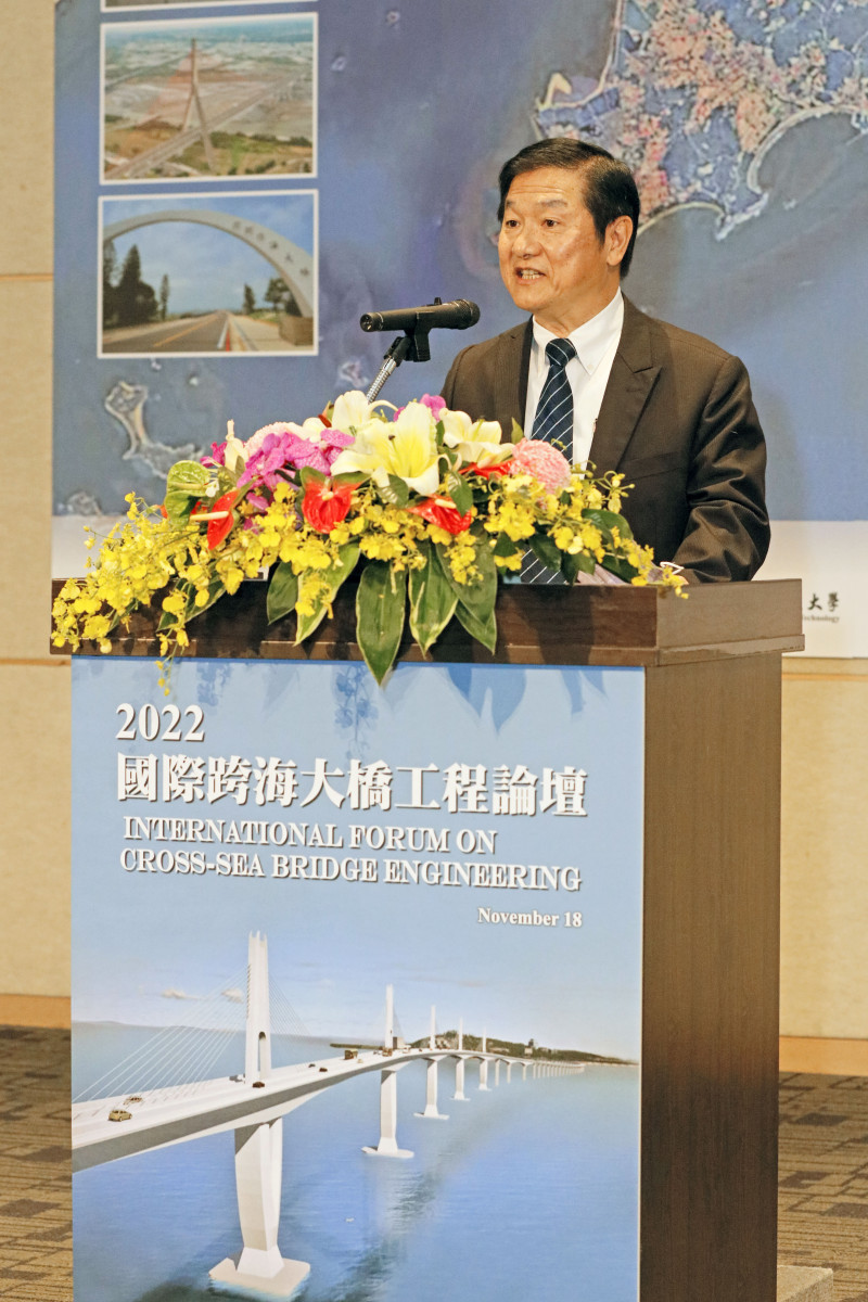 交通部祁文中次長致詞推崇橋梁工程師對國家建設的貢獻。(圖/財團法人中華顧問工程司)