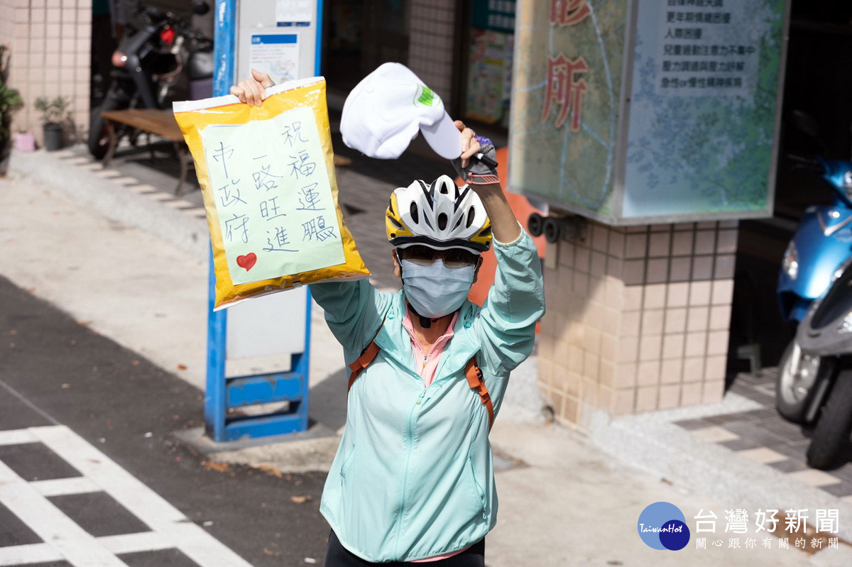 民進黨桃園市長候選人鄭運鵬車掃拜票途中,民眾預祝高票當選。