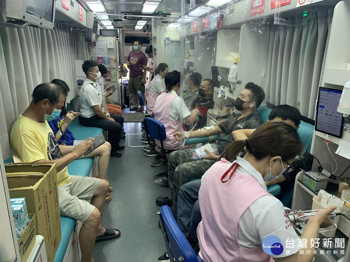 高鐵彰化寒冬捐血傳愛 波麗士挽袖熱情參與