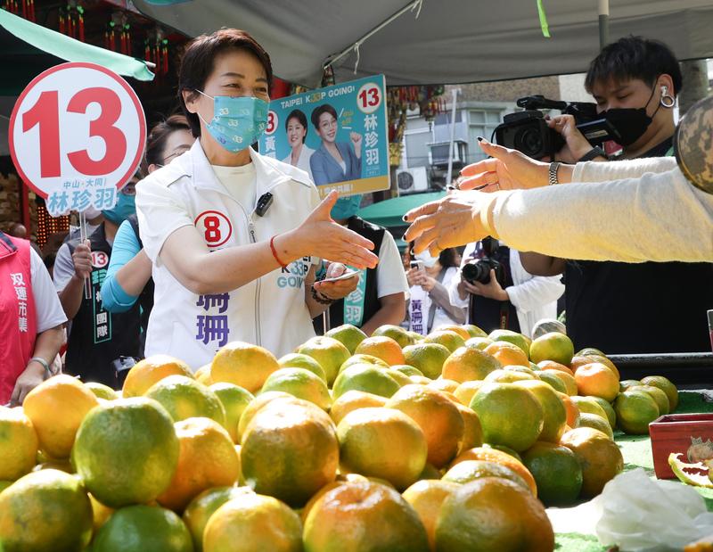 黃珊珊18日前往雙連市場拜票。中央社