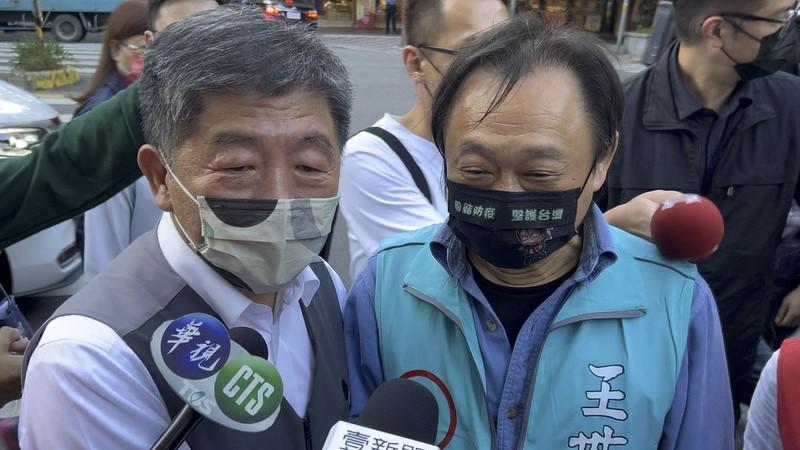 陳時中、王世堅共訪北車後站商圈。中央社