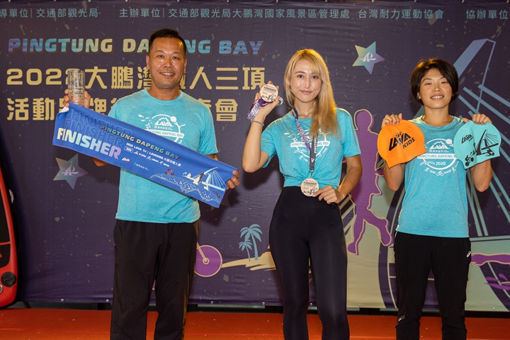 三位嘉賓分享自身於屏東大鵬灣的體驗,由左至右為東港在地單車導覽達人「鐵哥」羅博原、土耳其單車女神徐甘舒 (舒舒),以及鐵人國手張綺文