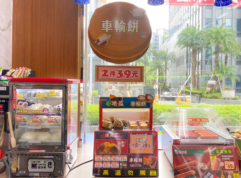 看好上班族及外食族喜歡熱食點心解饞，萊爾富率超商通路首創開賣「車輪餅」。