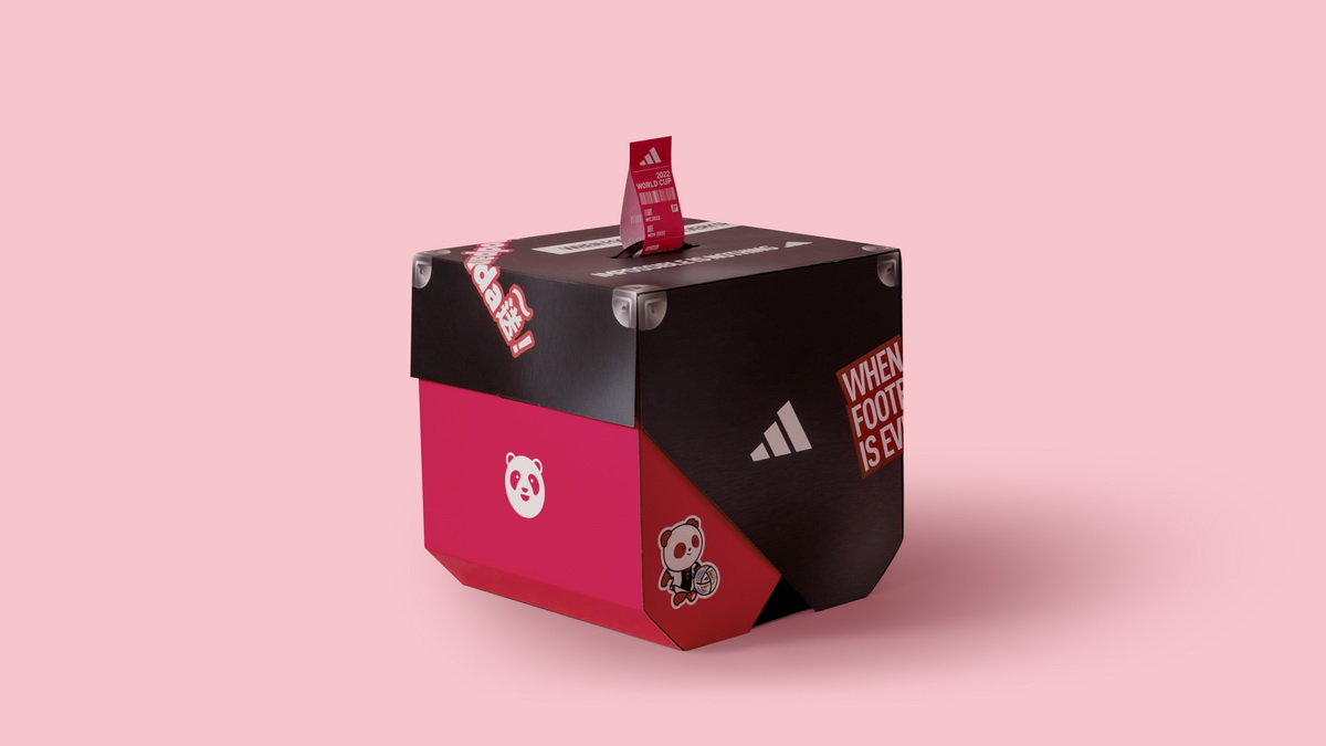 世界盃熱血時刻不間斷,adidas首次與foodpanda跨界合作,11月18日下午4點起正式販售限量「adidas X foodpanda聯名派對箱」,於foodpanda旗下雲端超市「pandamart 熊貓超市」指定分店驚喜獨家上架!