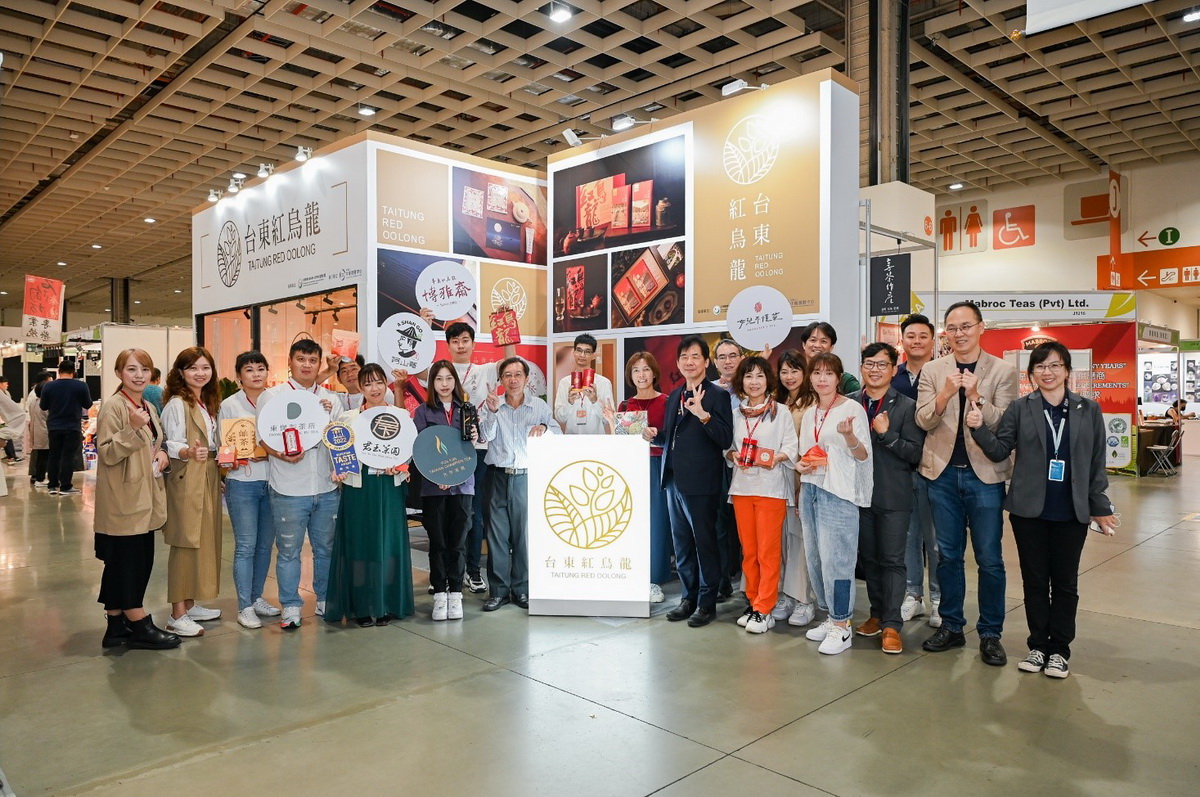 2022台灣國際茶業博覽會 台東紅烏龍主題開幕，行政院農業委員會水土保持局臺東分局長柯燦堂（右九）、行政院農業委員會水土保持局臺東分局副分局長林國財(左六)、財團法人中衛發展中心副總袁威五(左十)與台東紅烏龍茶農合影。