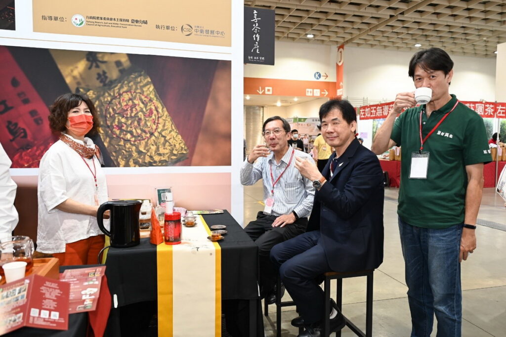 台東紅烏龍主題館參展品牌與行政院農業委員會水土保持局臺東分局長柯燦堂(右後)、財團法人中衛發展中心副總經理袁威五(右中)、行政院農業委員會水土保持局臺東分局副分局長林國財(右前)合影。