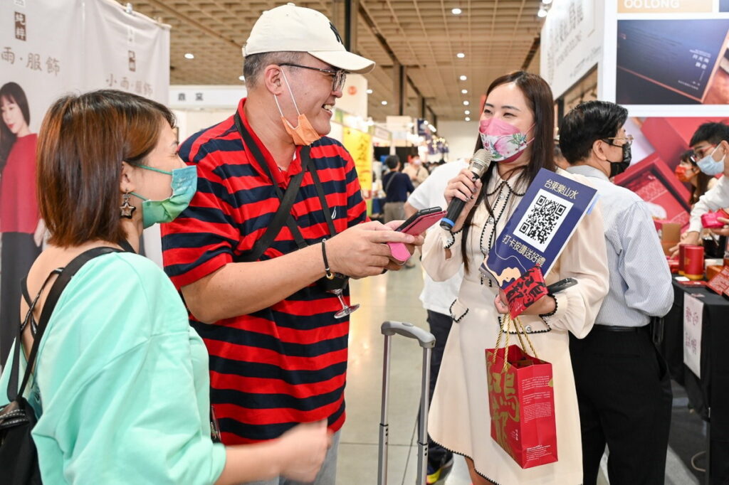 台東紅烏龍主題館「台東樂山水 秋季抽好茶」打卡抽獎活動,主持人與民眾互動。