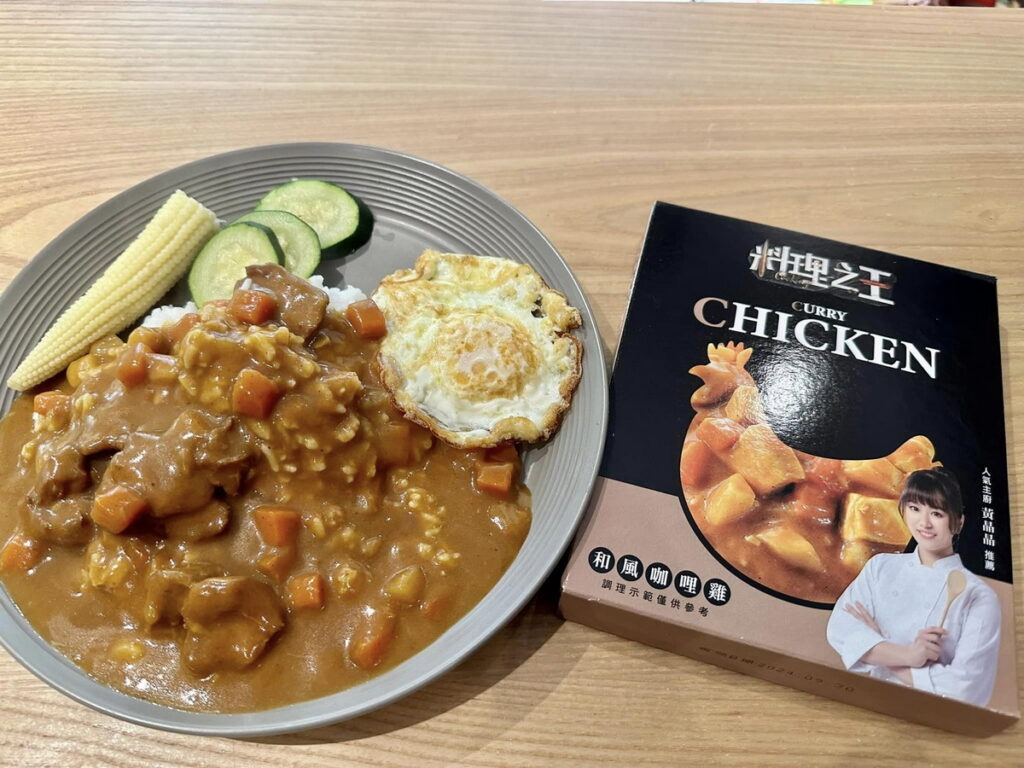 「料理之王調理包-和風咖哩雞」口味,選用台灣雞腿肉,佐以馬鈴薯、紅蘿蔔等新鮮蔬果熬煮而成,使用黃金比例的多種印度香料絕妙搭配,更添加咖哩的獨特魅力。(圖/翻攝自紫瑩珍妮斯臉書)
