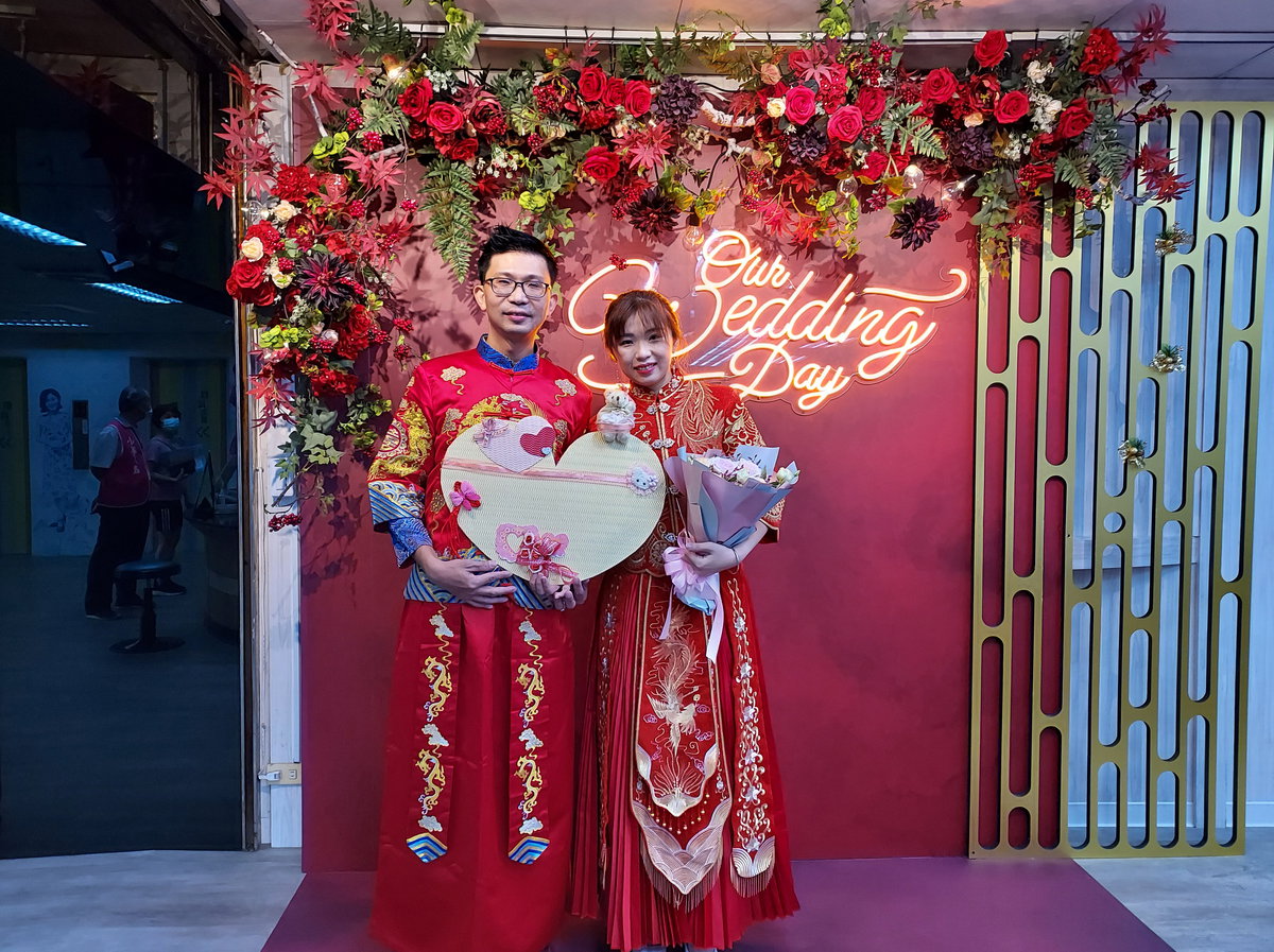 小港戶政所的結婚背板更添幸福喜氣